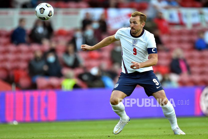 Pemain Inggris Harry Kane beraksi selama pertandingan sepak bola Persahabatan Internasional antara Inggris dan Austria di Middlesbrough, Inggris, 02 Juni 2021.