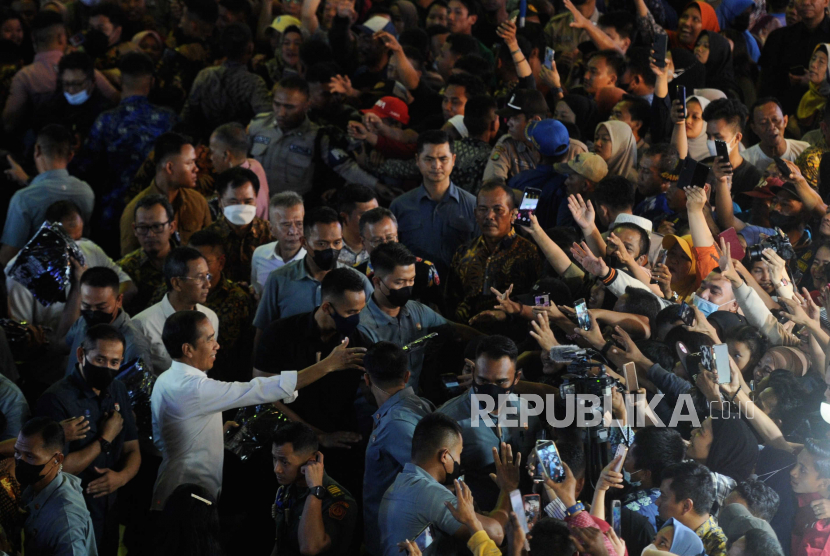 Presiden Joko Widodo membagikan baju kepada warga saat mengunjungi Pasar Tanah Abang di Jakarta, Kamis (4/5/2023). Kunjungan tersebut untuk meninjau aktivitas perdagangan di Pasar Tanah Abang pasca libur Hari Raya Idul Fitri 1444 Hijriah.