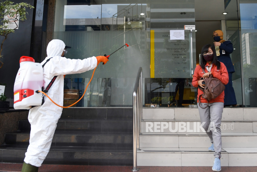 Petugas Palang Merah Indonesia (PMI) melakukan penyemprotan cairan disinfektan untuk mencegah penyebaran corona virus. ilustrasi
