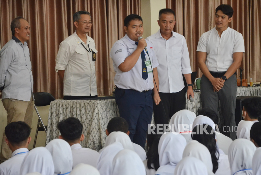 Plh Kadisdik Jabar (kiri,red) mendampingi Pj Gubernur Jawa Barat Bey Machmudin berbincang dengan para siswa baru di SMKN 1 Bandung, Jalan Wastukancana, Kota Bandung