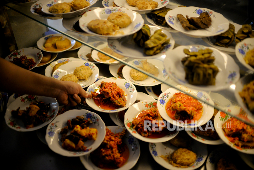 Hidangan di rumah makan padang (Ilustrasi). Seorang warganet membagikan video temuan belatung di nasi bungkus yang dibelinya di warung padang.