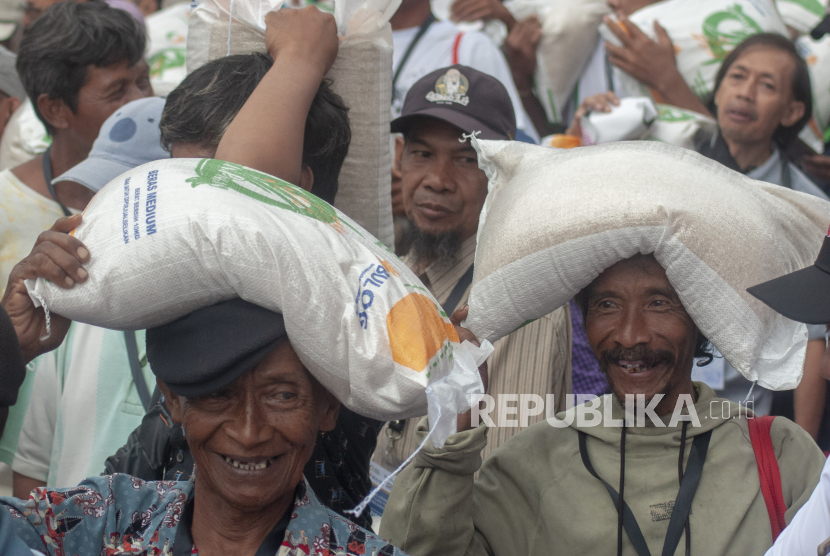 Warga membawa beras yang didapatkan saat penyaluran bantuan pangan beras di Gudang Bulog Meger, Klaten, Jawa Tengah, Rabu (31/1/2024). Presiden selain mengecek persediaan beras di gudang tersebut juga menyalurkan bantuan pangan beras kepada 1.005 keluarga penerima manfaat di Kabupaten Klaten. 