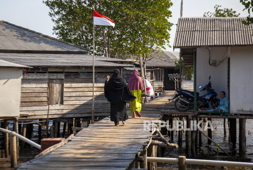 Sejumlah warga melintas di perkampungan nelayan Sembulang, Pulau Rempang, Batam, Kepulauan Riau, Rabu (27/9/2023). Sebanyak empat kampung yakni Kampung Sembulang Tanjung, Sembulang Hulu, Pasir Panjang, dan Blonkeng dari 16 kampung tua terdampak relokasi tahap pertama dalam pengembangan Proyek Strategis Nasional (PSN) Rempang Eco-City Pulau Rempang. 