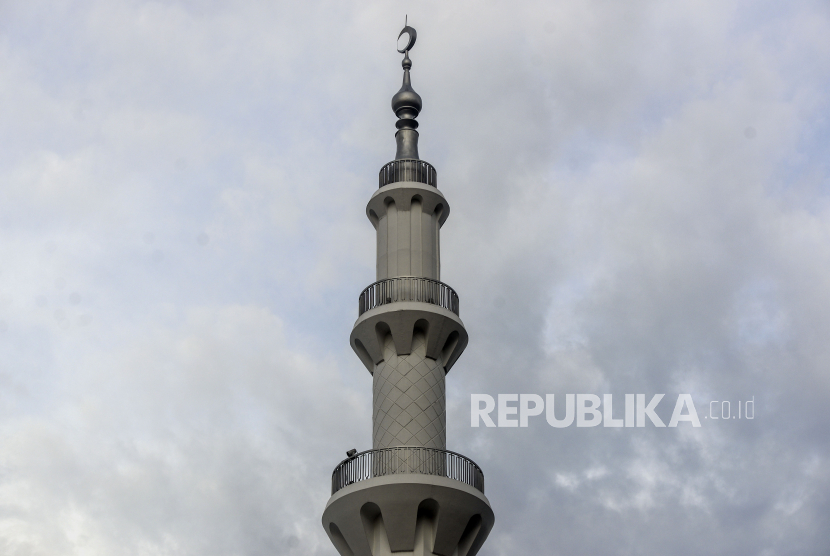 Salah satu menara Masjid At-Thohir di kawasan Cimanggis, Depok, Jawa Barat, Jumat (11/2/2022). Ternyata Adzan Tenteramkan Hati Pasien Kejiwaan