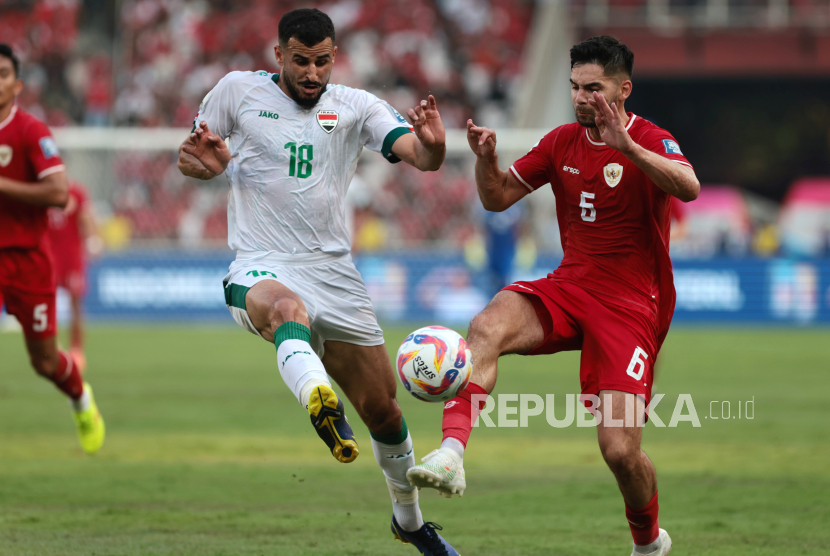 Pemain Indonesia Sandy Walsh berebut bola dengan pemain Irak Aymen Hussein pada pertandingan kualifikasi Piala Dunia FIFA 2026 antara Indonesia dan Irak di Stadion Gelora Bung Karno, Jakarta, Indonesia, Kamis, 6 Juni 2024. EPA-EFE/ADI WEDA