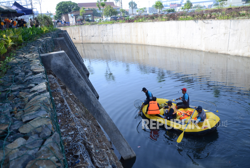 Petugas Dinas Pekerjaan Umum (DPU) UPT Daerah Aliran Sungai (DAS) membersihkan kolam retensi dari sampah saat peresmian Kolam Retensi Bima, di Jalan Bima, Kota Bandung, Selasa (30/8). Keberadaan kolam retensi itu diharapkan dapat meminimalisasi dampak banjir di wilayah tersebut.