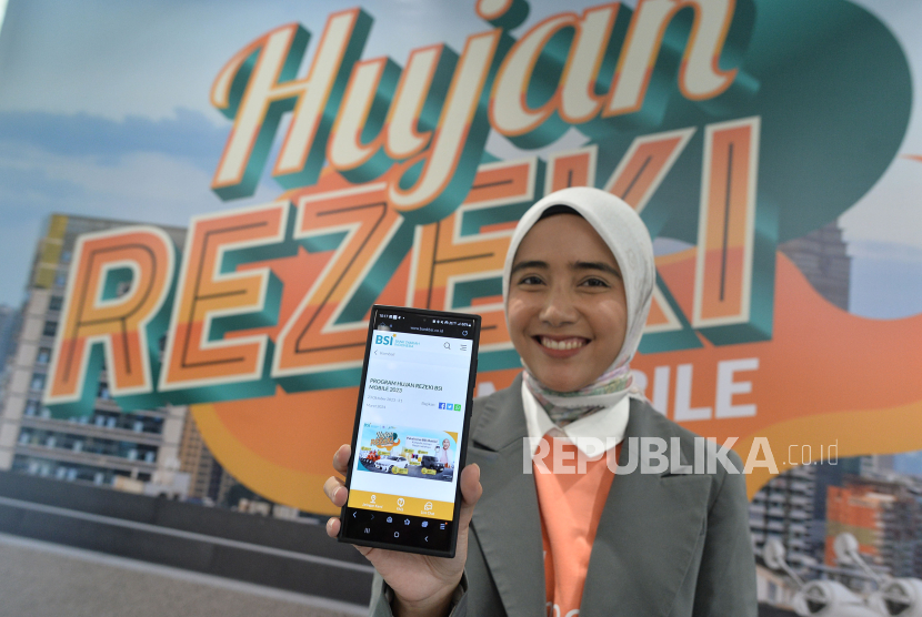 Karyawan menunjukkan aplikasi BSI Mobile Gedung The Tower, Jakarta, Jumat (27/10/2023).