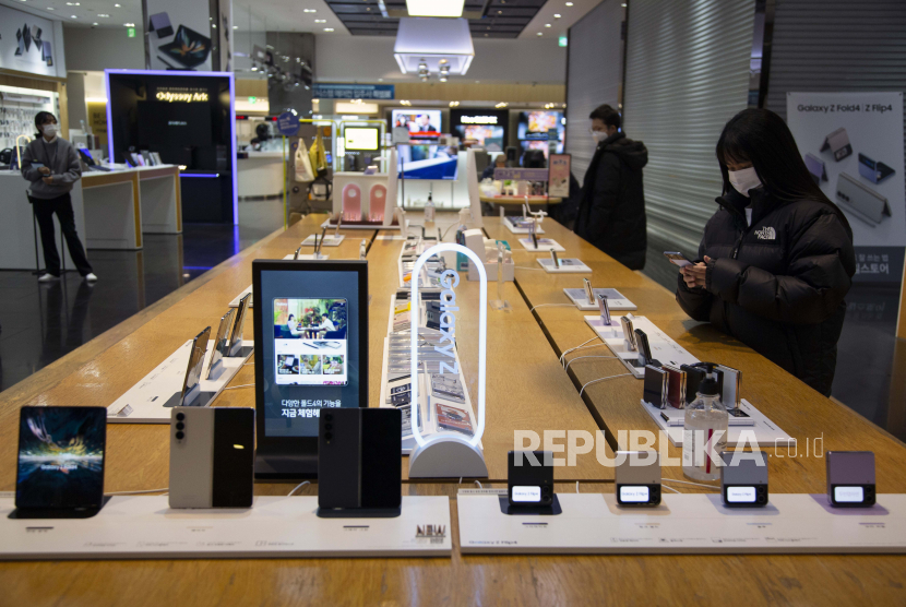 Orang-orang mengunjungi toko Samsung Electronics di kantor pusat perusahaan di Seoul, Korea Selatan (ilustrasi).