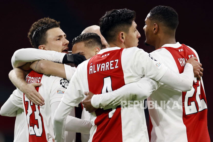  Pemain Ajax merayakan gol 4-1 pada pertandingan sepak bola grup C Liga Champions UEFA antara Ajax Amsterdam dan Sporting CP di Johan Cruijff ArenA di Amsterdam, Belanda, Rabu (8/12) dini hari WIB.