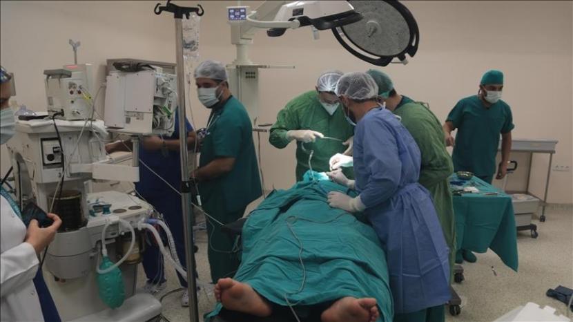Dokter Turki melakukan operasi di Suriah