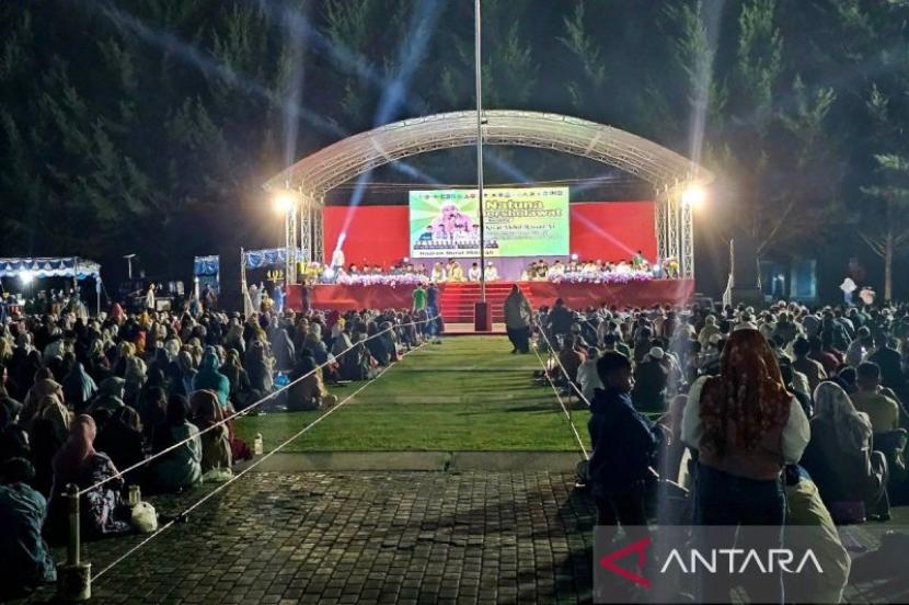 Pemerintah dan ribuan warga Natuna bersalawat doakan Indonesia damai.