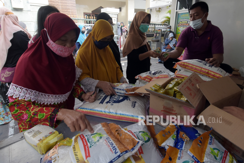 Warga memilih beras kemasan pada Pasar Murah Festival Ramadhan di halaman Masjid Baitul Makmur, Denpasar, Bali, Kamis (31/3/2022) (ilustrasi).
