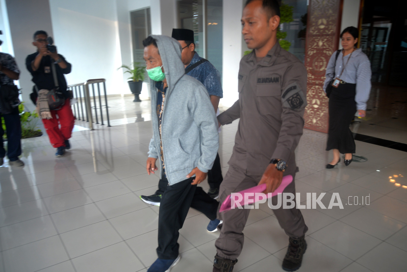Lurah Maguwoharjo, Kasidi, usai menjalani pemeriksaan kasus mafia tanah kas desa di Kejaksaan Tinggi Yogyakarta.