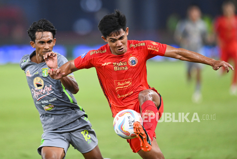 Pesepak bola Persija Jakarta Firza Andika (kanan) absen lawan Bali United pada Sbatu malam ini.