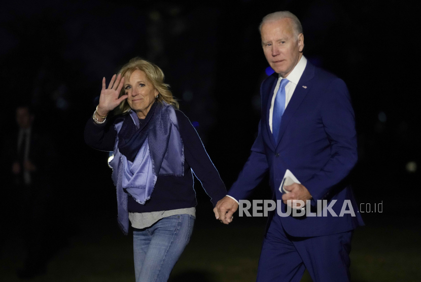 Ibu negara Jill Biden melambai saat dia dan Presiden Joe Biden berjalan melintasi Halaman Selatan Gedung Putih di Washington, Rabu, 11 Januari 2023, setelah kembali dari perjalanan ke Meksiko.