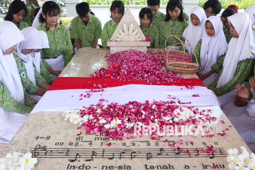 Sejumlah pelajar berziarah di makam pahlawan nasional WR Soepratman di Surabaya, Jawa Timur, Ahad (9/3/2025). Ziarah dan tabur bunga di makam pencipta lagu kebangsaan Indonesia Raya tersebut merupakan rangkaian kegiatan memperingati Hari Musik Nasional. 