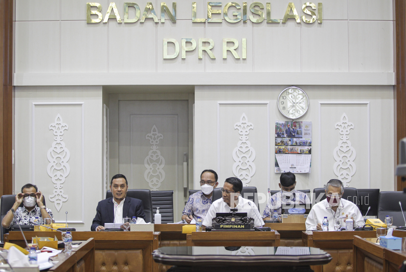 Ketua Panitia Kerja (Panja) Rancangan Undang-Undang Tindak Pidana Kekerasan Seksual (RUU TPKS) Willy Aditya (kedua kiri) menyampaikan laporan panja didampingi Ketua Badan Legislasi (Baleg) DPR Supratman Andi Agtas (kedua kanan) serta Wakil Ketua Baleg Nurdin (kanan) dan Ibnu Multazam (kiri) pada Rapat Pleno Baleg DPR di Kompleks Parlemen, Senayan, Jakarta, Rabu (8/12/2021). Rapat tersebut membahas pengambilan keputusan atas hasil penyusunan RUU TPKS. 
