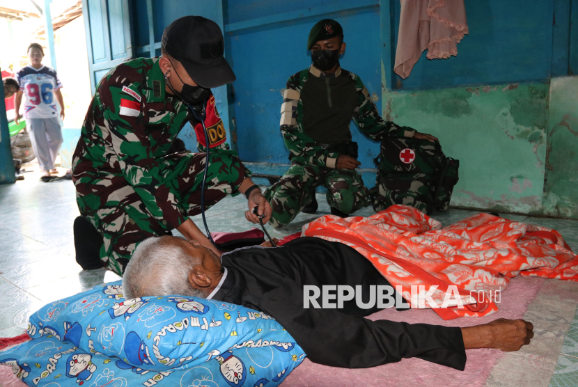 Satgas Pamtas Kostrad Berikan Layanan Kesehatan Gratis untuk Warga Perbatasan