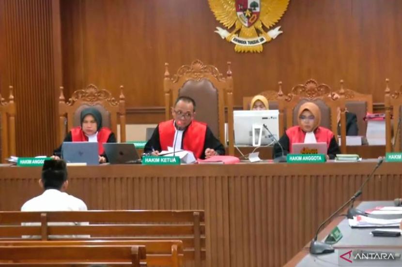 Dua orang didakwa rusak mobil pegawai Kemendagri saat demo Agustus.