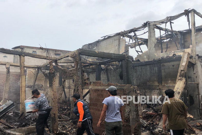 Warga Jalan Bendungan Melayu, Rawa Badak Selatan, korban terdampak kebakaran Plumpang Pertamina kembali ke permukiman memadamkan asap dan sisa-sisa api, Sabtu (4/3).