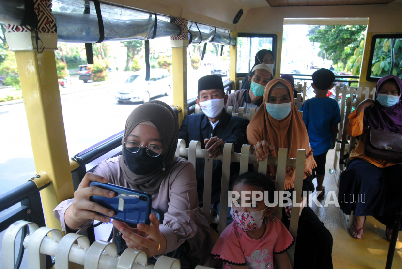 Warga berswafoto saat naik bus Uncal usai mengikuti vaksinasi COVID-19 massal di Puri Begawan, Baranangsiang, Kota Bogor, Jawa Barat, Jumat (20/8/2021). Satgas Penanganan COVID-19 Kota Bogor menggunakan layanan bus Uncal untuk antar jemput warga menuju sentra vaksinasi COVID-19 sebagai upaya mempercepat program vaksinasi yang dilakukan pemerintah. 