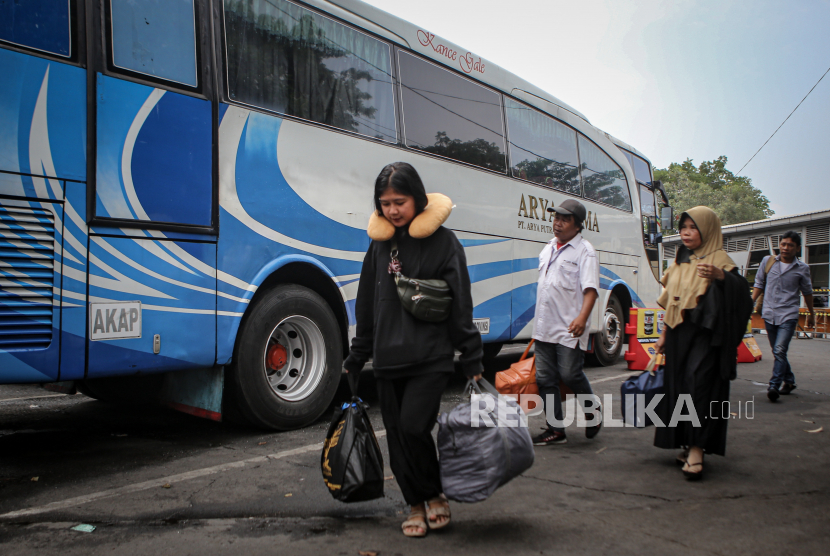 Tarif angkutan bus di Terminal Purboyo Kota Madiun naik 20 persen akibat kenaikan harga BBM. (ilustrasi)