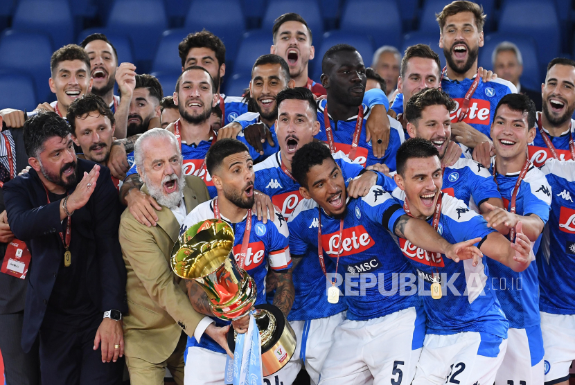 Pemain Napoli merayakan dengan trofi setelah memenangkan pertandingan final Piala Italia antara SSC Napoli dan Juventus FC di stadion Olimpico di Roma, Italia, 17 Juni 2020. Napoli menang 4-2 melalui adu penalti