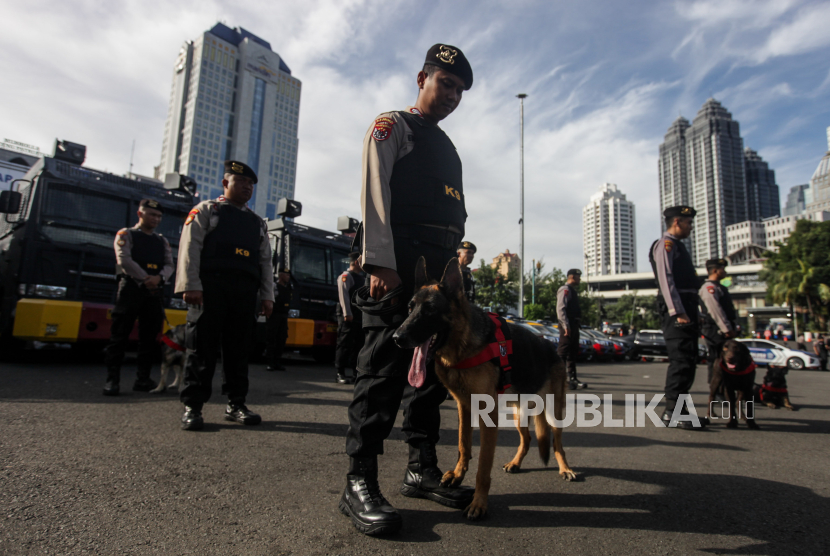 Polisi satwa membawa anjing pelacak saat simulasi apel personel dan peralatan pengamanan Pemilu 2024.