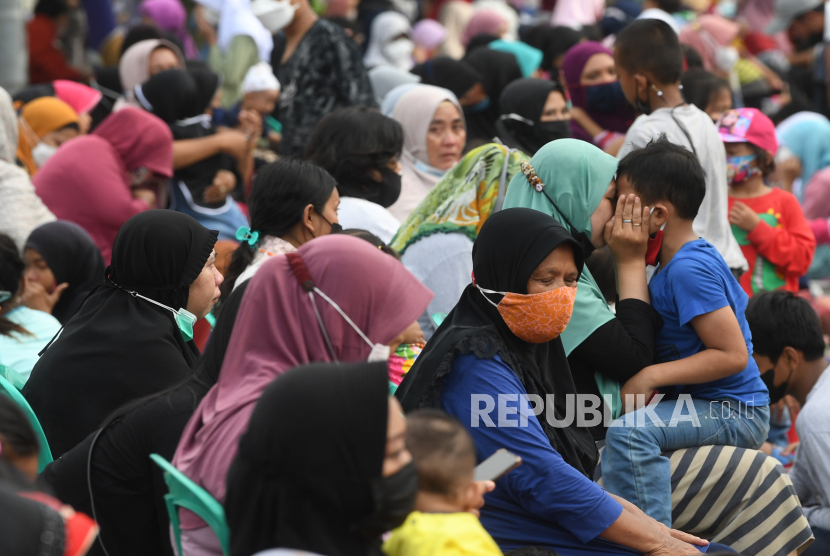 Seorang ibu menangis sambil memeluk anaknya usai mengikuti aksi cuci kaki ibu massal di Jakarta, Rabu (22/12/2021). Aksi yang diikuti sebanyak 500 peserta itu bertujuan untuk meningkatkan rasa cinta kasih kepada ibu, khususnya dalam rangka memperingati Hari Ibu. 
