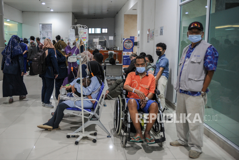 Sejumlah pasien di evakuasi di ruang tunggu akibat kebakaran yang terjadi di Rumah Sakit Umum Daerah (RSUD) Bandung Kiwari di Kopo, Bandung, Jawa Barat, Selasa (5/4/2022). Petugas menyatakan, kebakaran di lantai lima RSUD Bandung Kiwari yang berasal dari alat pengendali udara atau Air Handling Unit (AHU) tersebut membuat sejumlah pasien harus di evakuasi. 