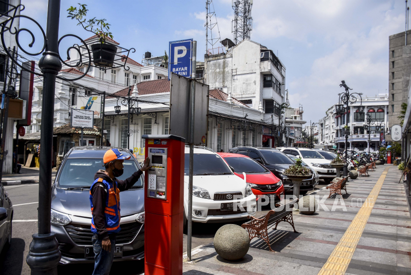 Juru parkir mengoperasikan mesin parkir elektronik di Jalan Braga, Kota Bandung (Ilustrasi)