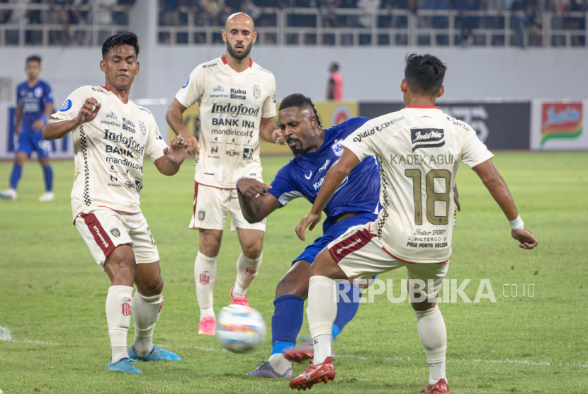 Pesepak bola PSIS Semarang Carlos Fortes (kedua kanan) berupaya melewati hadangan pesepak bola Bali United Kadek Agung (kanan) dan Infantrie Sukamto (kiri) dalam pertandingan BRI Liga 1 di Stadion Jatidiri, Semarang, Jawa Tengah, Sabtu (2/9/2023). PSIS Semarang mengalahkan Bali United dengan skor 2-1.  
