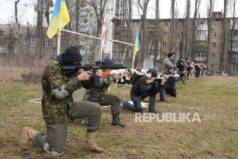 Menteri Luar Negeri Ukraina Dmytro Kuleba mengungkapkan, terdapat 20 ribu sukarelawan internasional yang telah datang ke negaranya untuk bergabung dalam pertempuran melawan pasukan Rusia.