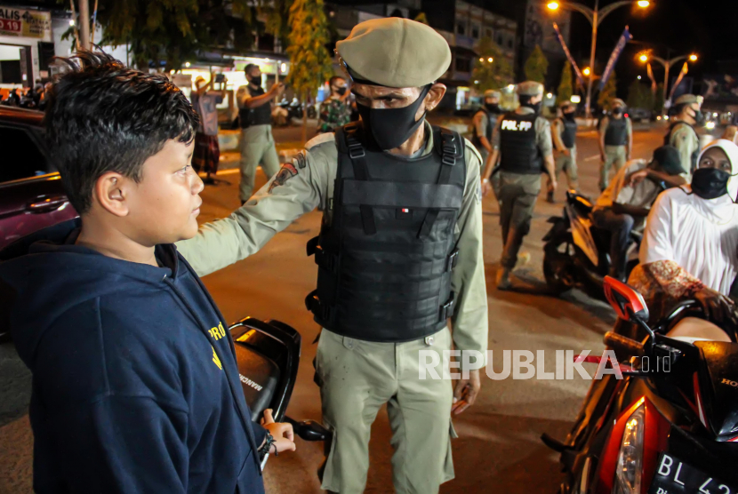 Petugas Satpol PP menegur warga yang tak pakai masker di Lhokseumawe, Aceh (ilustrasi).