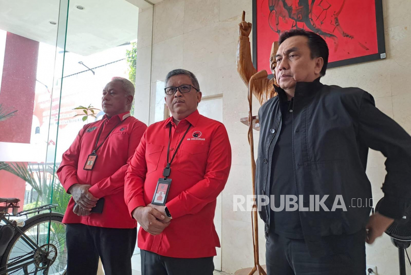 Sekjen PDIP Hasto Kristiyanto (tengah) dan kader PDIP yang juga anggota Komisi 1 DPR, Effendi Simbolon (kanan) dalam konferensi pers di Kantor DPP PDI Perjuangan, Jakarta Pusat, Senin (10/7/2023). 
