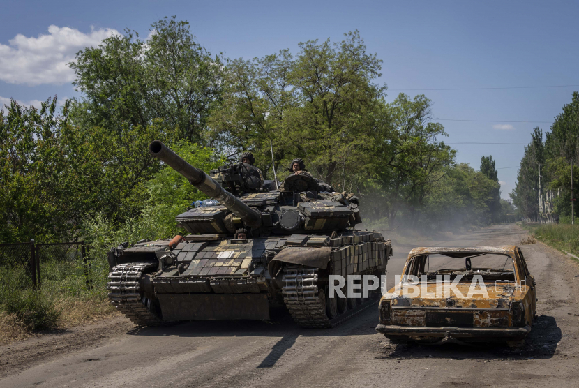 Prajurit Ukraina mengendarai tank di dekat garis depan di wilayah Donetsk, Ukraina timur, Senin, 6 Juni 2022. Rusia telah menyerahkan 210 jenazah prajurit Ukraina ke Kiev.