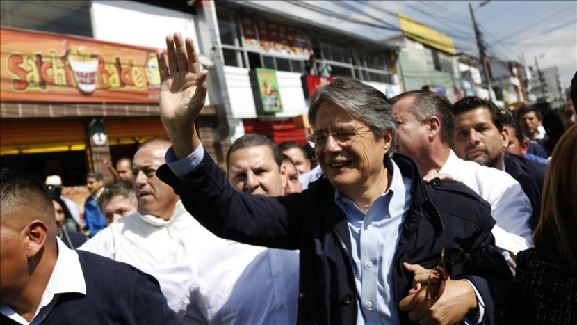 Warga Ekuador berpartisipasi dalam pemilihan presiden. Berdasarkan 98 persen suara yang telah dihitung, bankir konservatif Guillermo Lasso memperoleh 52,49 persen suara, sedangkan ekonom sosialis Andres Arauz meraih 47,51 persen suara.