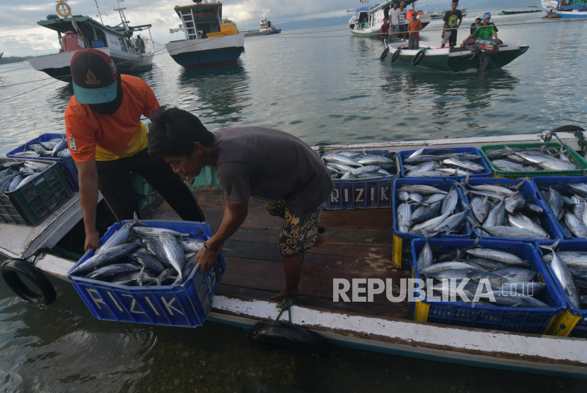 Nelayan berhenti melaut akibat paceklik ikan dan terdampak Covid-19 (Foto: ilustrasi nelayan)