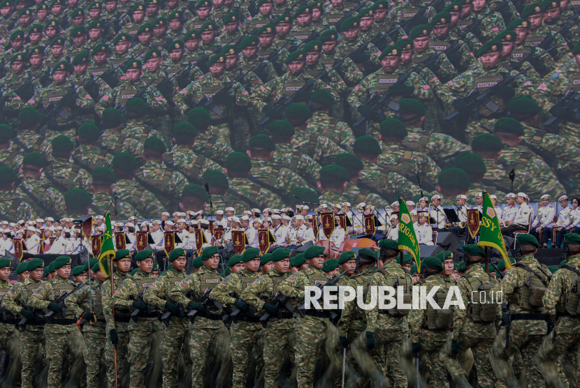 Prajurit TNI  mengikuti upacara saat gladi bersih Hari Ulang Tahun (HUT) ke-80 Tentara Nasional Indonesia (TNI) di Monas, Jakarta, Jumat (3/10/2025). Gladi bersih tersebut digelar dalam rangka HUT ke-80 TNI yang mengerahkan sekitar 140 ribu pasukan TNI pada Minggu, 5 Oktober 2025.