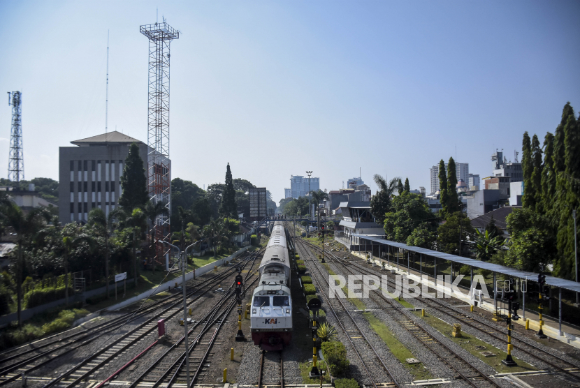 Rangkaian kereta api melintas menuju Stasiun Bandung, Kota Bandung, Jawa Barat, Selasa (16/5/2023). PT Kereta Api Indonesia (KAI) akan memperbaharui Grafik Perjalanan Kereta Api (Gapeka) mulai 1 Juni 2023. Manajer Humas PT KAI Daop 2 Bandung Mahendro Trang Bawono mengatakan, pada Gapeka 2023 terdapat percepatan waktu tempuh perjalanan KA Jarak Jauh keberangkatan wilayah Daop 2 Bandung sebesar total 214 menit per hari.