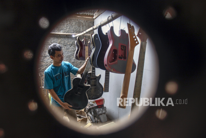 Pemerintah didesak segera merealisasikan pemberian stimulus bagi UMKM di tengah Pandemi Covid-19. Foto perajin menyelesaikan pembuatan gitar  di sentra produksi gitar rumahan Arya Guitar Custom di kawasan Klapanunggal, Kabupaten Bogor, Jawa Barat. (ilustrasi)