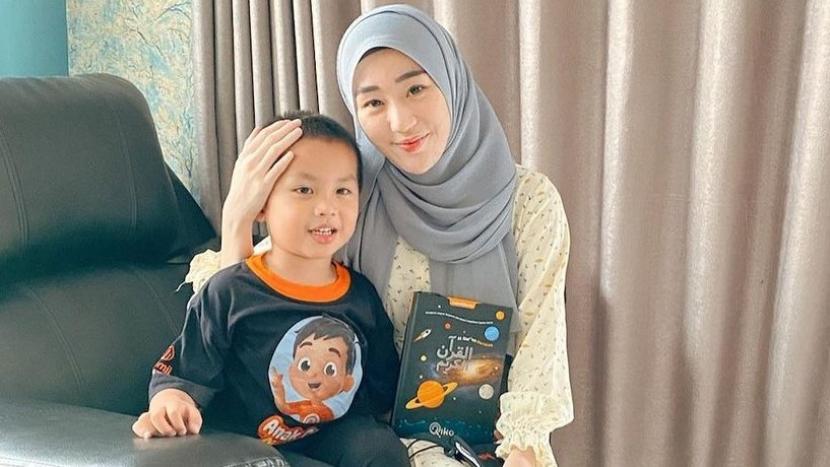 Artis Mualaf: Larissa Chou dan anaknya