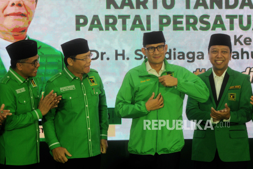 Plt Ketua Umum Partai Persatuan Pembangunan (PPP) Muhamad Mardiono menyaksikan Sandiaga Uno resmi berseragam PPP di Jakarta, Rabu (14/6/2023). 
