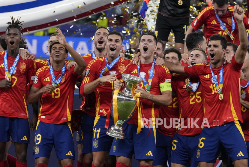 Para pemain Spanyol merayakan kemenangan dengan mengangkat trofi usai pertandingan antara Spanyol dan Inggris pada final Euro 2024 di Berlin, Jerman, Ahad (14/7/2024). Spanyol berhasil menjadi euro 2024 setelah mengalahkan Inggris dengan skor 2-1.