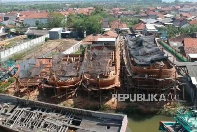 Industri galangan kapal Kabupaten Batang. 