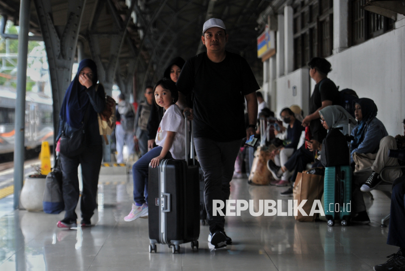 Calon penumpang bersiap menaiki kereta di Stasiun Pasar Senen, Jakarta, Sabtu (21/12/2024). PT KAI Daop 1 Jakarta mencatat jumlah penumpang Kereta Api Jarak Jauh (KAJJ) pada libur Natal dan Tahun Baru 2024-2025, Sabtu (21/12) sebanyak 38.160 penumpang atau 85,3 persen dari kapasitas tiket yang disediakan yaitu 44.714 kursi per hari. Sementara puncak arus mudik Nataru akan terjadi pada Selasa (24/12) mendatang. KAI Daop 1 Jakarta juga melakukan penambahan rangkaian pada beberapa KAJJ dari Stasiun Pasar Senen dan Gambir dengan menyediakan 801.625 kursi dengan 1.414 operasional KAJJ atau 79 KAJJ per harinya.