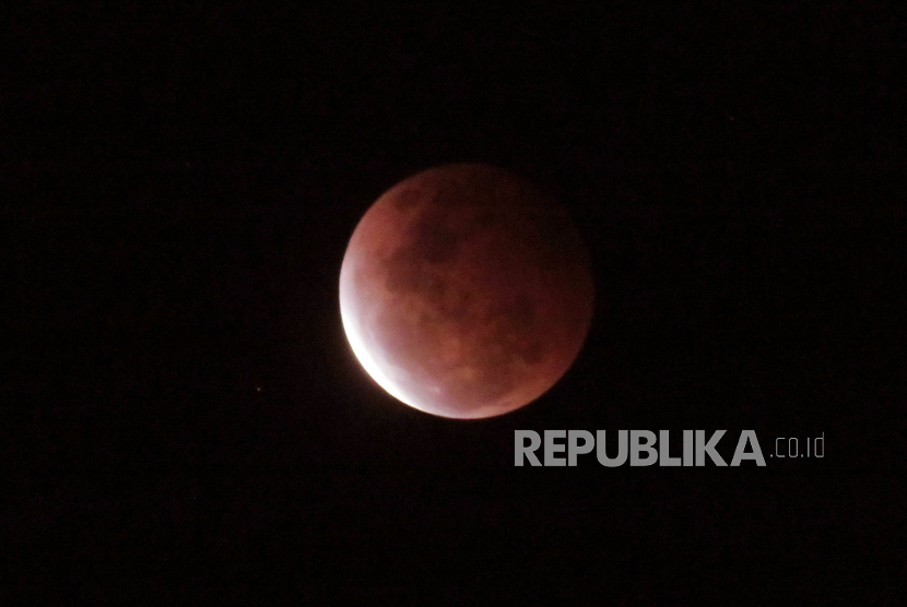 Penampakan gerhana bulan super blood moon dari Lembang, Kabupaten Bandung Barat, Rabu (26/5). Pada Selasa 8 November nanti, kita akan menyaksikan fenomena alam yang jarang terjadi, yaitu gerhana bulan total atau super blood moon.