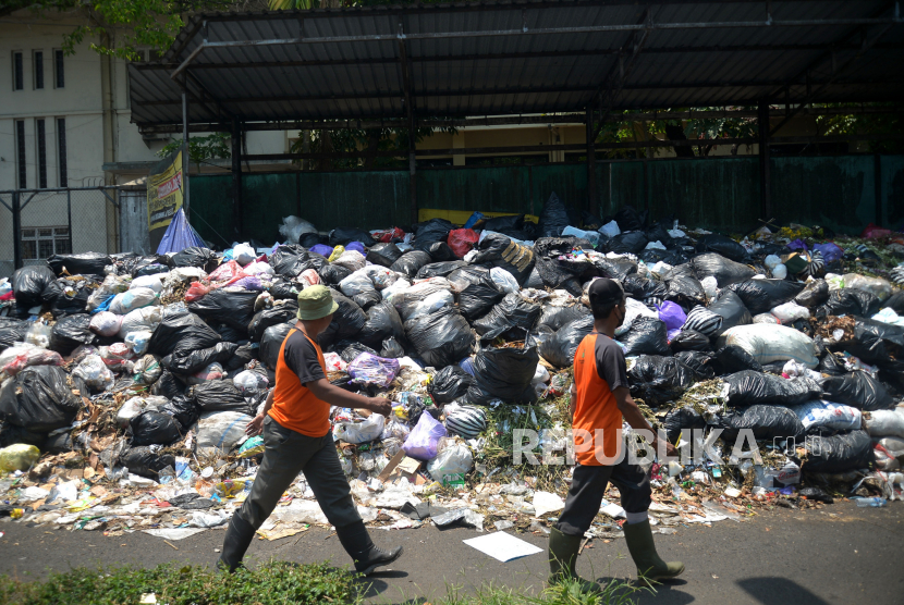 Tumpukan sampah yang menggunung di depo penampungan sampah sementara Kotabaru, Yogyakarta, Senin (9/10/2023). DLH Kota Yogyakarta akhirnya mengarahkan 10 truk sampah dan 20 lebih petugas untuk mengangkut sebagian sampah di depo sampah Kotabaru. Penumpukan sampah ini imbas penutupan TPST Piyungan beberapa waktu lalu dan penjadwalan pembuangan sampah saat ini. Truk pengambil sampah ini nanti juga menunggu jadwal pembuangan ke TPST Piyungan.