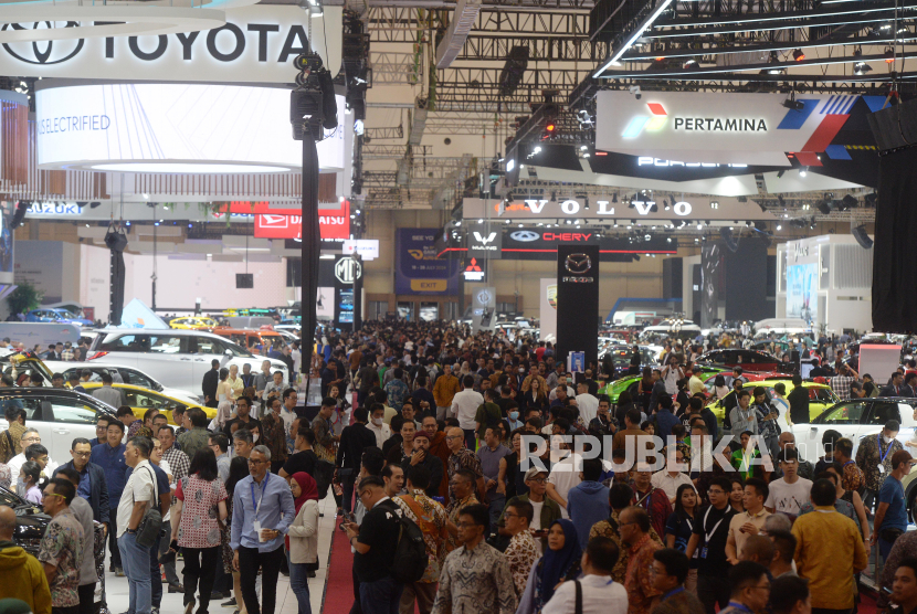 Pengunjung memadati pameran otomotif GIIAS 2023 di ICE, BSD, Tangerang, Kamis (10/8/2023). GIIAS 2023 yang diikuti 49 merek kendaraan penumpang, komersil, dan kendaraan roda dua, menampilkan puluhan model dan teknologi terkini dari industri otomotif Indonesia termasuk kendaraan berbasis listrik.