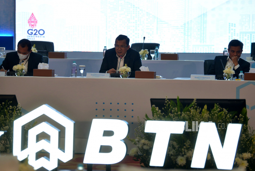 Direktur Utama Bank BTN Haru Koesmahargyo (tengah) bersama jajaran direksi.  PT Bank Tabungan Negara (Persero) Tbk akan melaksanakan rights issue. Perseroan mematok harga saham sebesar Rp 1.200.
